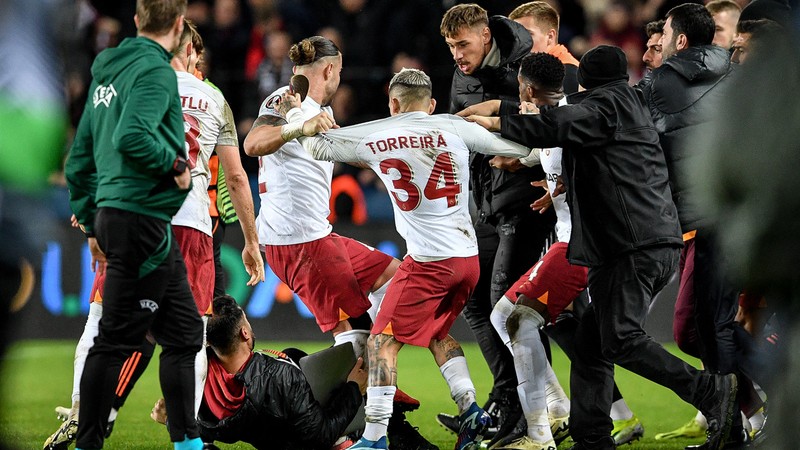 Prag'da maç bitti saha karıştı!