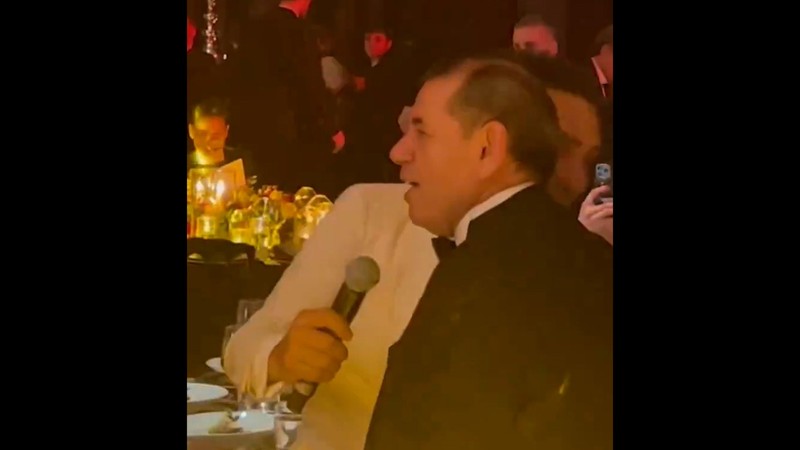 Galatasaray Başkanı Dursun Özbek, 'Aşkın Olayım' şarkısına böyle eşlik etti