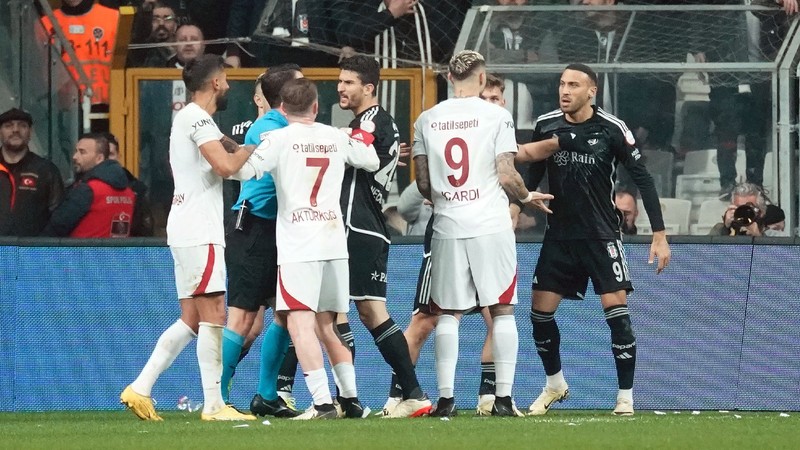 Beşiktaş-Galatasaray derbisinde tansiyon yükseldi!