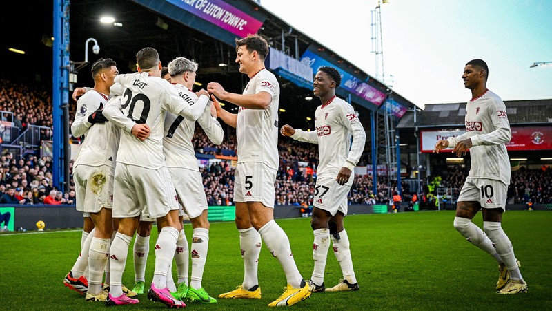 Manchester Unied'ın 40 milyon euro ödediği futbolcu, Galatasaray ve Fenerbahçe'nin listesinde