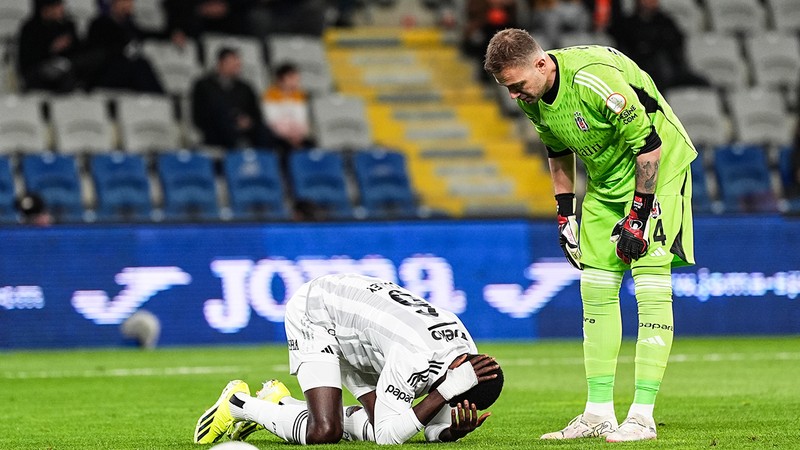 Beşiktaş'ta sakatlık! Maça devam edemedi