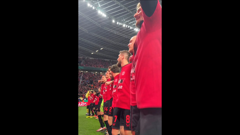 Bayer Leverkusen'li oyuncular galibiyeti taraftarlarıyla böyle kutladı