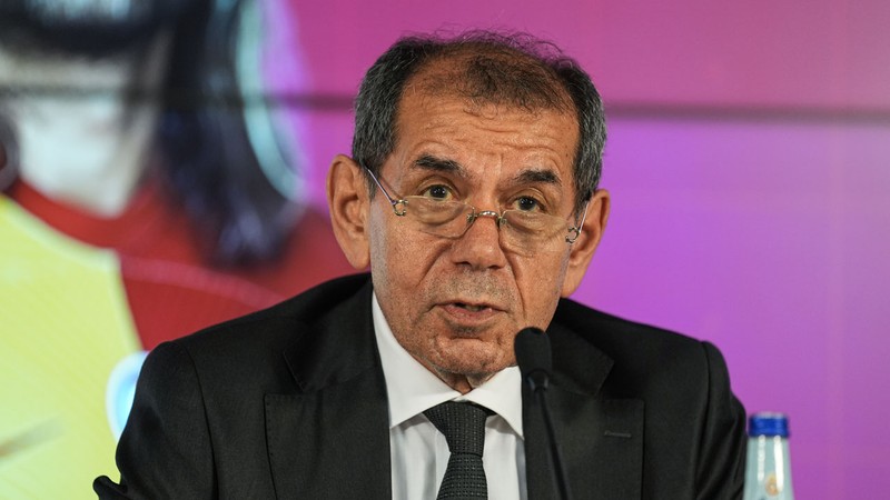 Dursun Özbek yeni yönetim listesini teslim etti