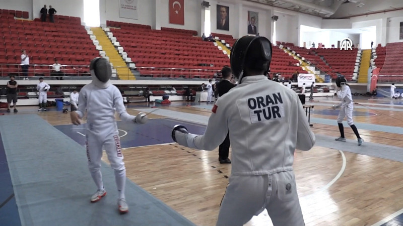 Genç milli eskrimciler kılıçlarını Türkiye'nin başarısı için sallıyor