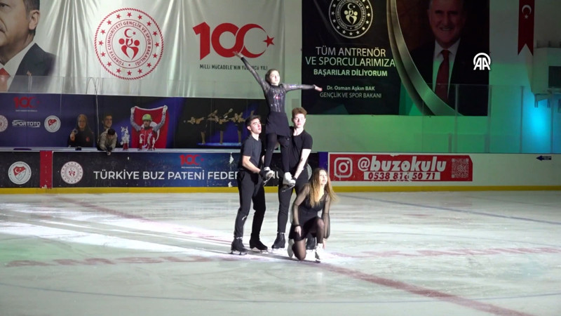 Samsun'da Gençlik ve Spor Bayramı etkinlikleri kapsamında "Buz Şöleni" gösterisi düzenlendi