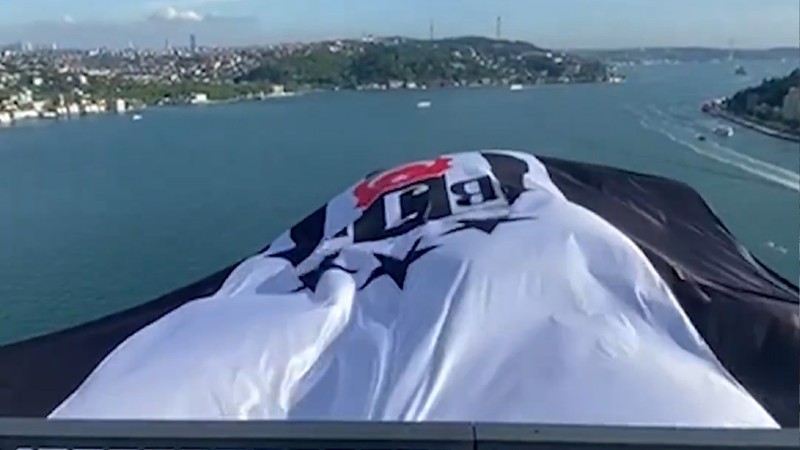 Türkiye Kupası şampiyonu Beşiktaş'ın bayrağı köprüye asıldı