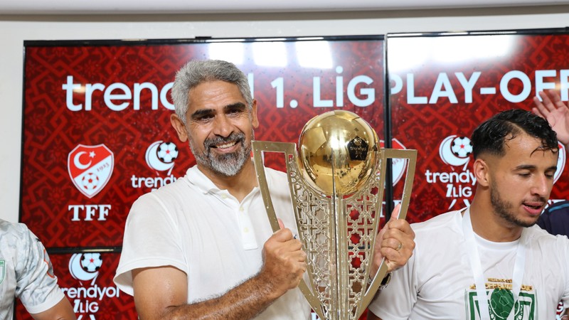 Bodrum FK Teknik Direktörü İsmet Taşdemir, Süper Lig'e yükselmenin gururunu yaşıyor