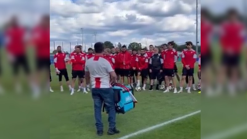 Gürcü kurye Almanya'ya motosiklet ile bayrak götürdü