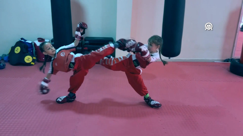 Dünya Şampiyonası'nda madalya kazanan minik kick boksçuların hedefi milli takım