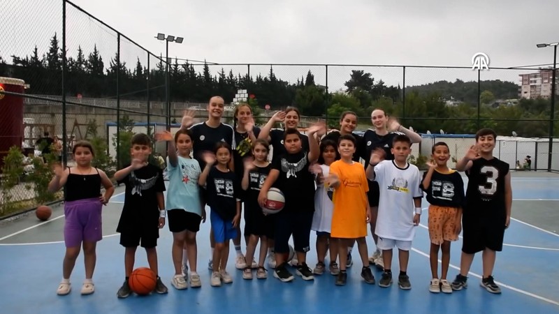 Kadın basketbolcular, Hatay Basketköy'de depremzede çocuklarla buluştu