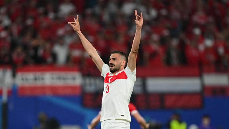 Merih Demiral'dan Almanya'ya 'bozkurt işaretiyle' cevap