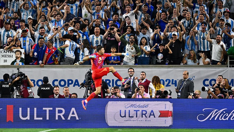 Emiliano Martinez tribünlere şovunu yaptı