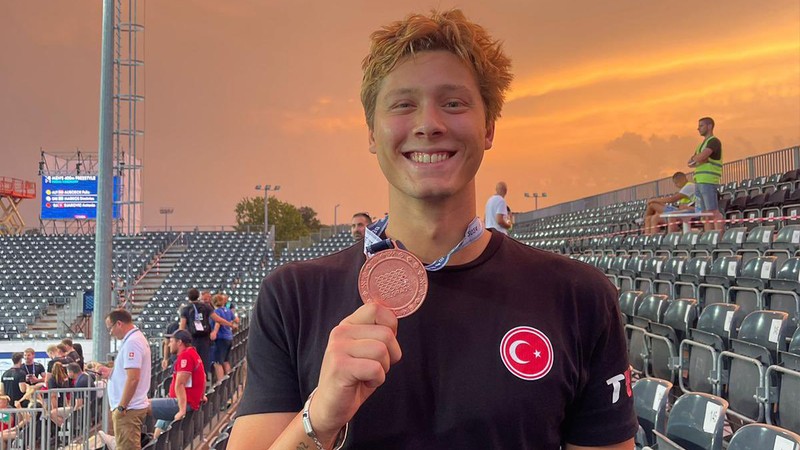Milli yüzücü Berke Saka, Paris 2024 kotası aldı