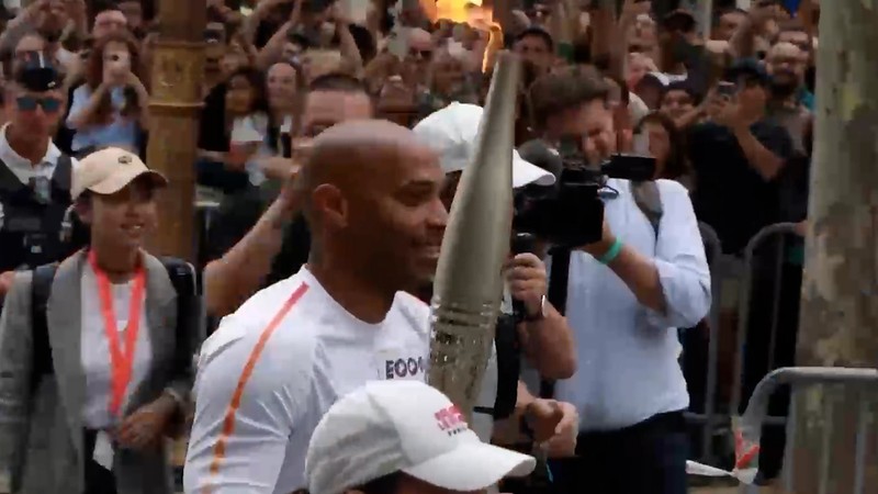 Olimpiyat meşalesi Thierry Henry'nin ellerinde