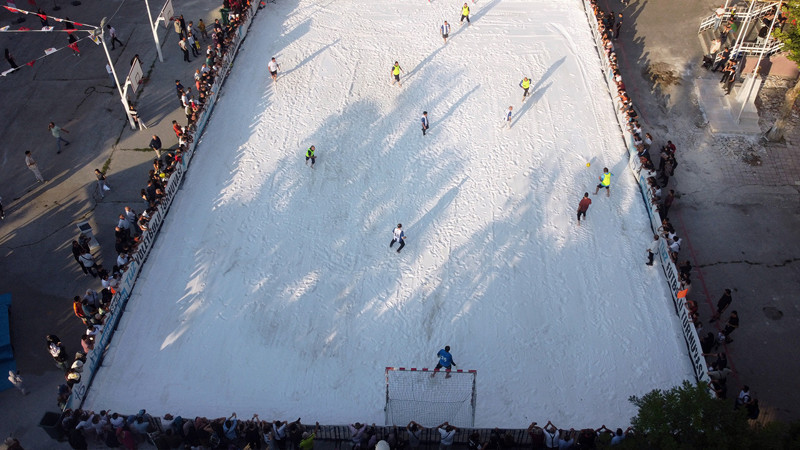 Tuz Festivali'nde tuzdan sahada futbol ve voleybol maçı yapıldı