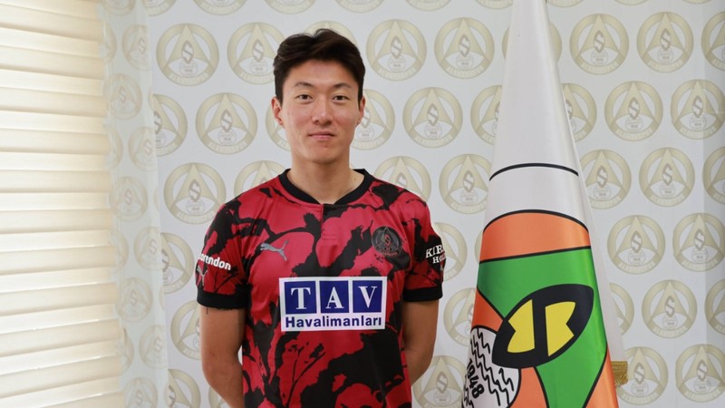 Alanyaspor'da Ui-jo Hwang imzayı attı