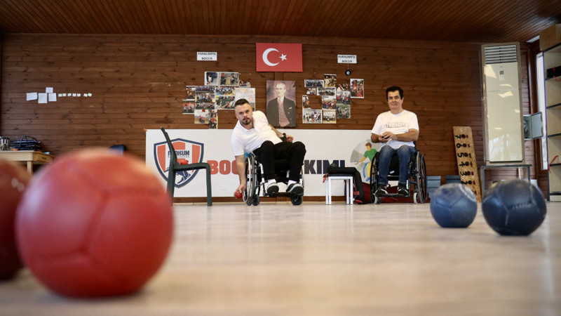 Trafik kazasıyla sporda yarım kalan hayallerini boccia ve masa tenisiyle sürdürüyor