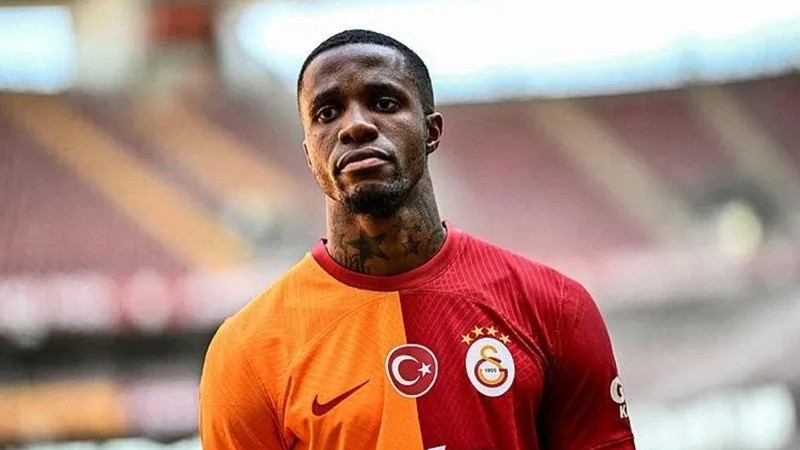 Okan Buruk'un gönderdiği Zaha Fransa'da yerden yere vuruldu! "Fiyaskoya dönüşmüş durumda"