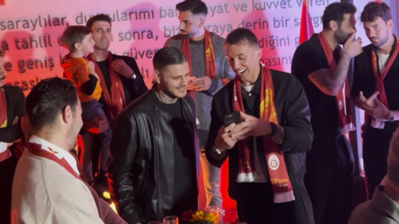 Muslera, telefonunu çıkarıp Icardi'ye bir şeyler gösterdi