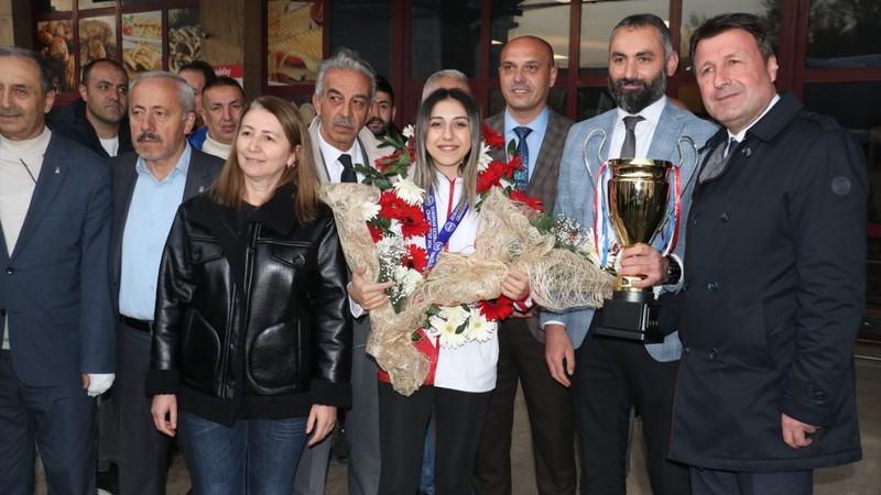 Asuman Çığlıoğlu, memleketi Kastamonu'da meşalelerle karşılandı