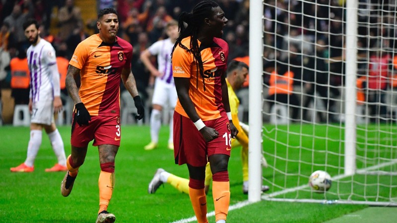 Galatasaray'ın eski golcüsü Bafetimbi Gomis futbolu bıraktı