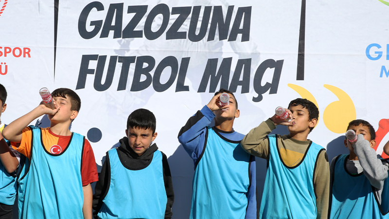 "Gazozuna maç" organizasyonlarıyla çocukları spora yönlendiriyorlar
