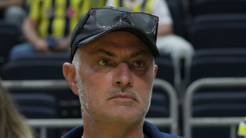Jose Mourinho Szymanski'yi satış listesine koydu! Elimde 3 tane olsa üçünü de oynatırım demişti