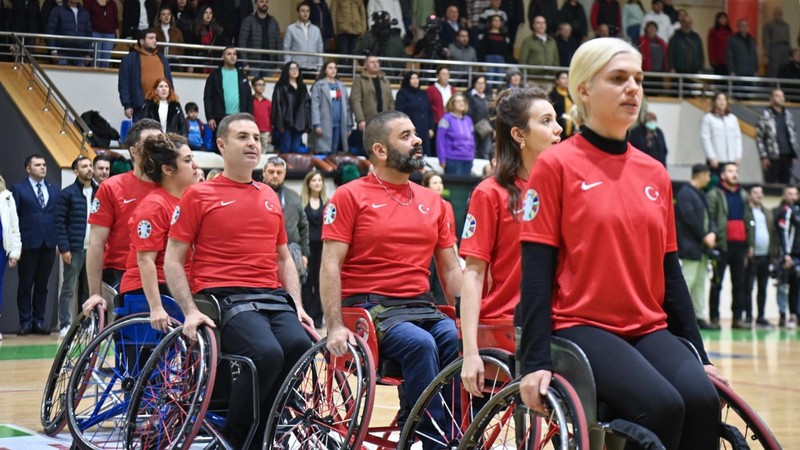 Ünlü isimler Balıkesir'de tekerlekli sandalyede dostluk maçına çıktı