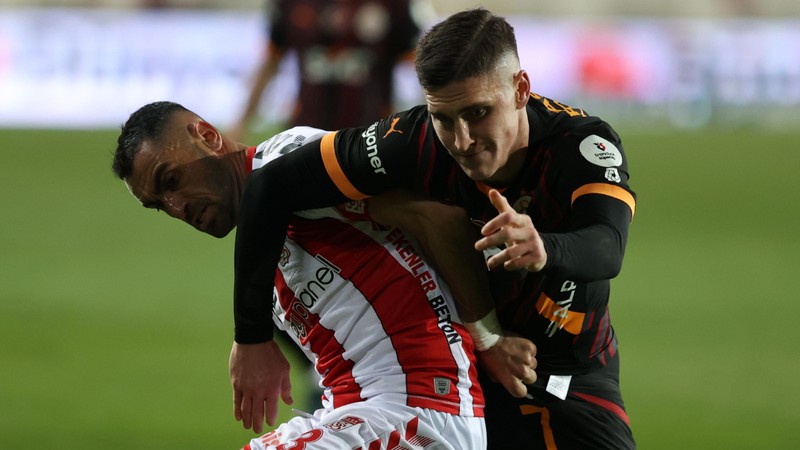 Rodrigues, Manaj, Uğur Çiftçi... Roland Sallai hepsiyle tek başına mücadele etti