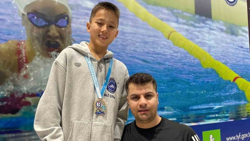 Ali Çınar Bilgin 50, 100, 200 metre kurbağalamada barajı geçti altın madalyayı kazandı