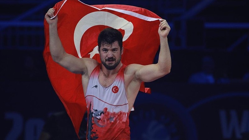 Dünya şampiyonu güreşçi Ali Cengiz, antrenmanda sakatlandı