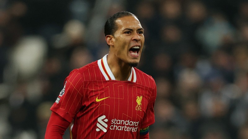 Virgil van Dijk ve Mohamed Salah imzayı atıyor