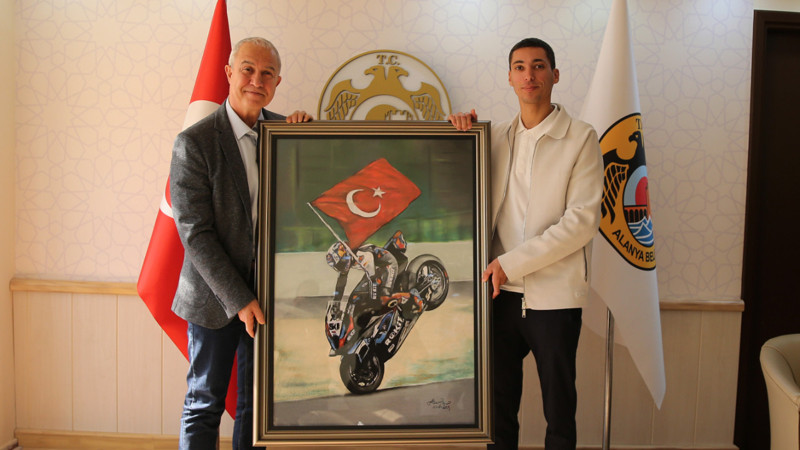 Toprak Razgatlıoğlu'na "şehrin anahtarı" verildi