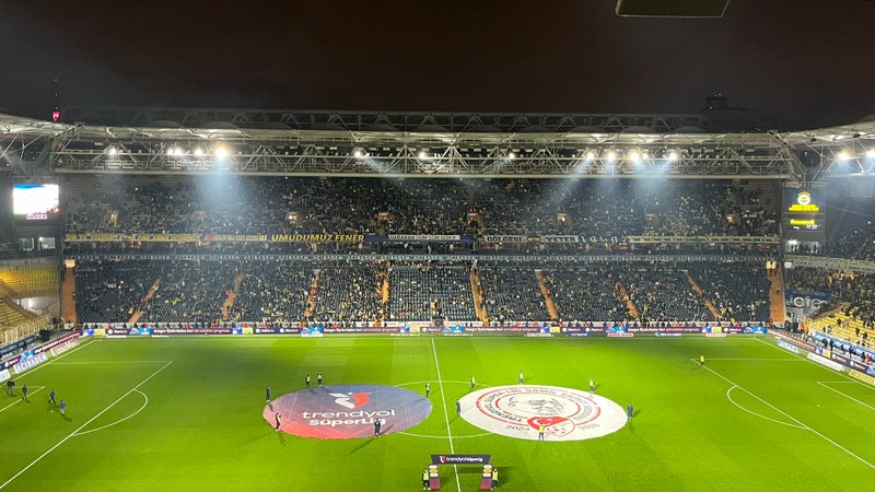 Fenerbahçe tribünlerinden Ali Koç'a ve Galatasaray'a tepki