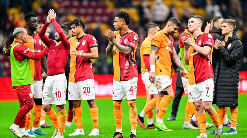 Galatasaray taraftarı öfkeli: Sahada görmek acı veriyor