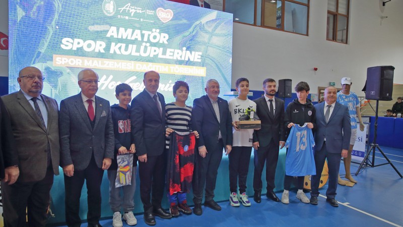 Çorum'da amatör spor kulüplerine 3 milyon liralık malzeme yardımı