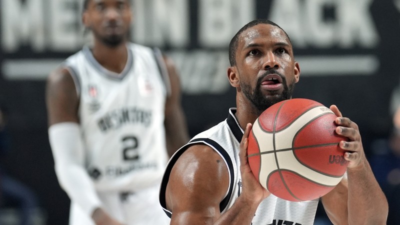 Beşiktaş Fibabanka, Anadolu Efes'i yenerek yarı finale yükseldi