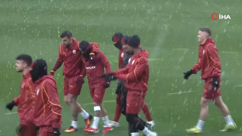Galatasaray Florya'da kar altında idman yaptı