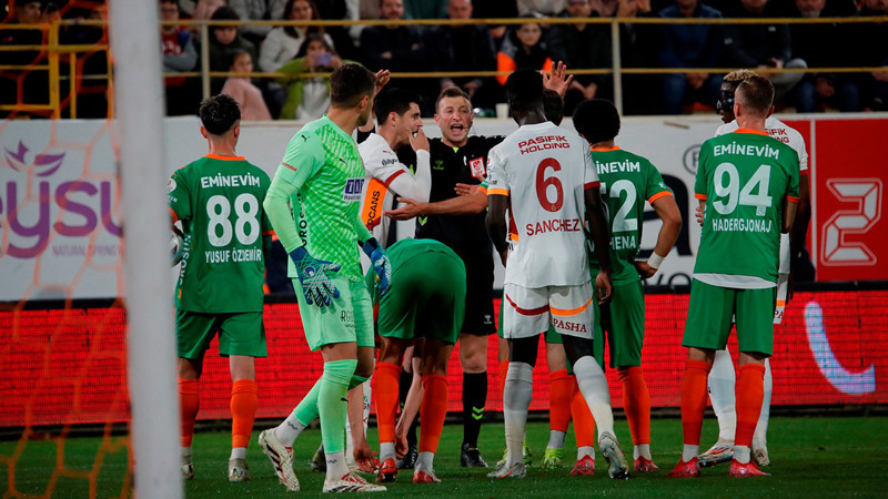 "Kırmızı kart verilmeliydi" BeIN Trio ekibi hakem kararlarını değerlendirdi