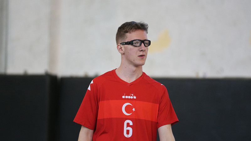 Görme engelli futsal sporcusu, milli takımın vazgeçilmezi olmak istiyor