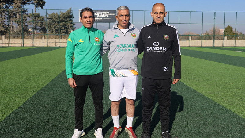 50'lik delikanlılar meşin yuvarlak peşinde