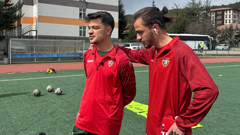 İkiz kardeşler yeşil sahada birbirine rakip oldu