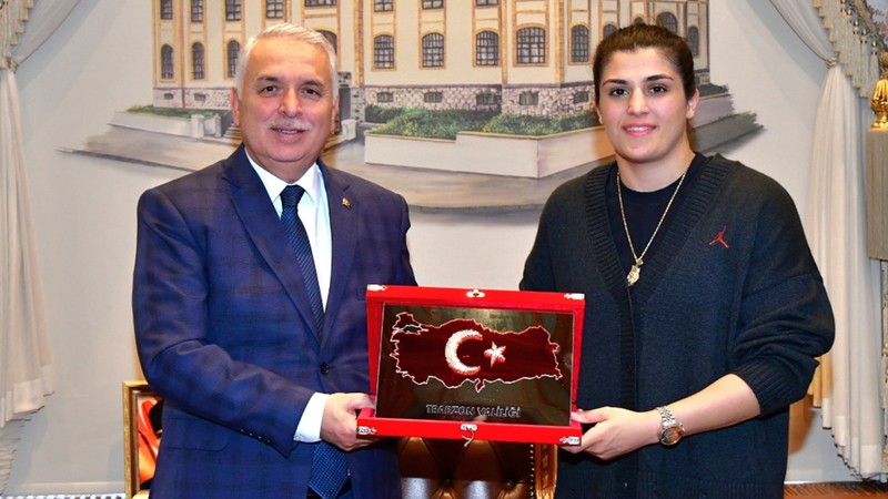 Dünya şampiyonu Busenaz Sürmeneli, Trabzon Valisi Aziz Yıldırım'ı ziyaret etti