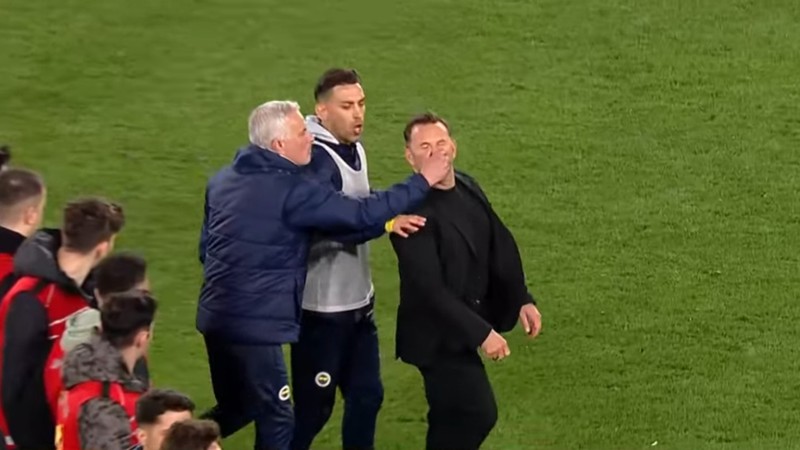 Mourinho Okan Buruk'un burnunu sıktı, saha karıştı