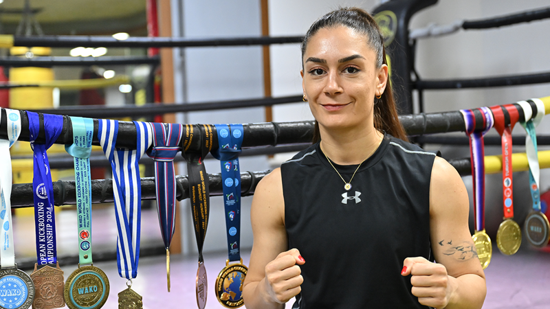 Duygu hemşire kadınların yapamayacağı söylenen kick boksta, 4. dünya şampiyonluğuna hazırlanıyor