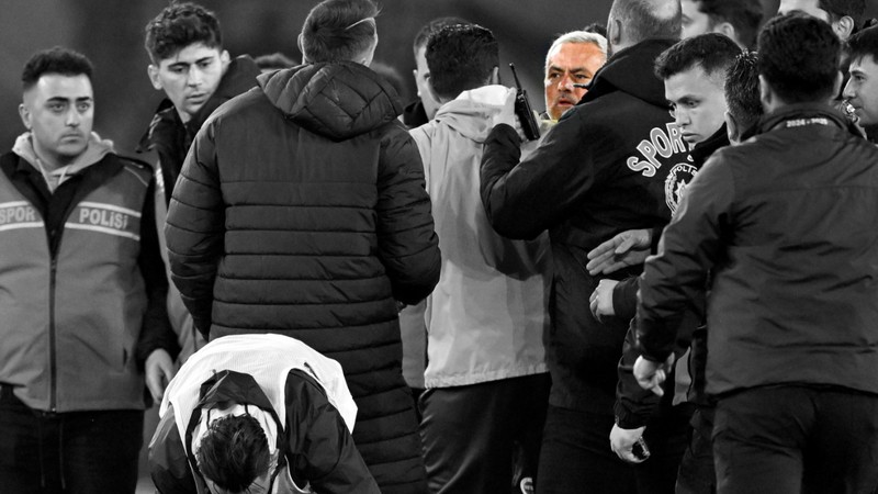 Jose Mourinho en kritik maçlarda kulübe yok! Roma'ya üç kaldı