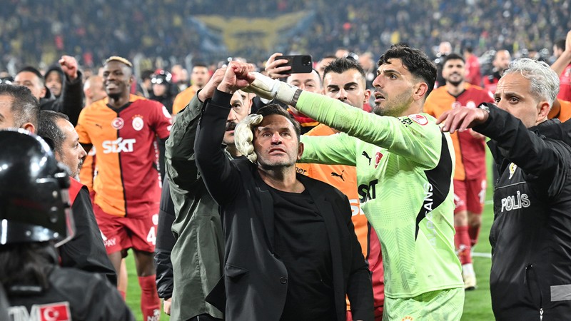 Okan Buruk Fenerbahçe'yi aynı sezonda Kadıköy'de deviren ilk teknik direktör oldu