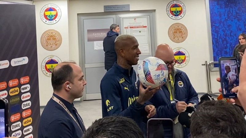 Anderson Talisca hat-trick yaptığı topla poz verdi