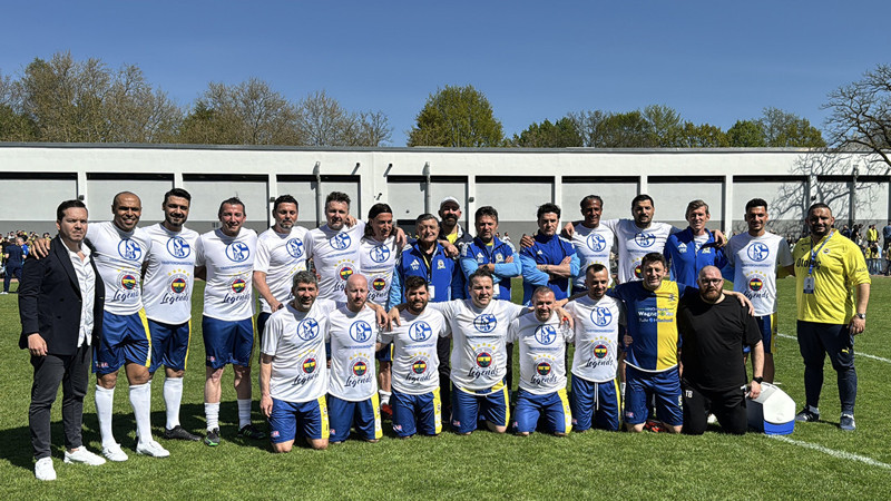 Fenerbahçe efsaneleri ile eski Schalke 04 oyuncuları dostluk maçı yaptı