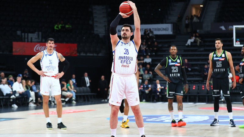 Anadolu Efes sahasında kaybetti: 97-100